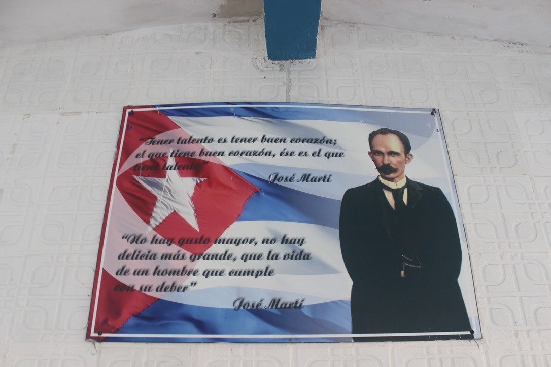 a poster of a man in a suit and tie Foto de José Marti que Tiago Prado tirou em uma parede enquanto 