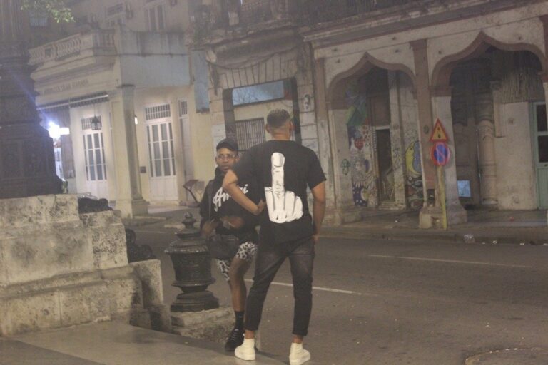 Banho Curto, Estado Mínimo e o Teatro da Política