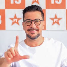 Arilson Chiorato, presidente reeleito do PT-PR, sorri e faz o sinal do L com a mão, simbolizando a vitória da luta e do projeto popular no Paraná