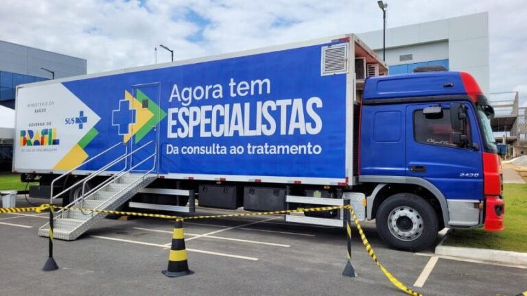 Foto da Carreta azul do programa 'Agora Tem Especialistas', do Ministério da Saúde do Governo Federal, estacionada em Arapongas para atender a população.