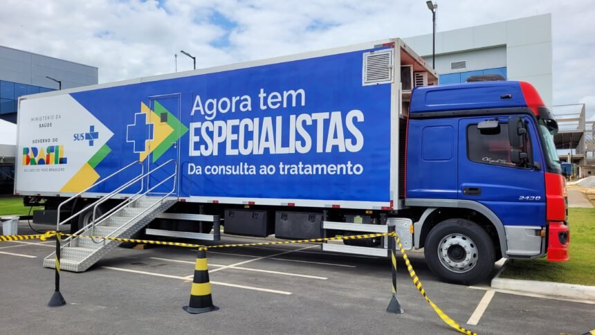 Foto da Carreta azul do programa 'Agora Tem Especialistas', do Ministério da Saúde do Governo Federal, estacionada em Arapongas para atender a população.
