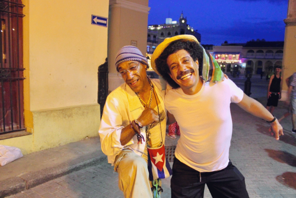 Tiago Prado em Havana, ao lado de um cubano, mostrando a imersão na ilha depois do "vai pra cuba eu fui".