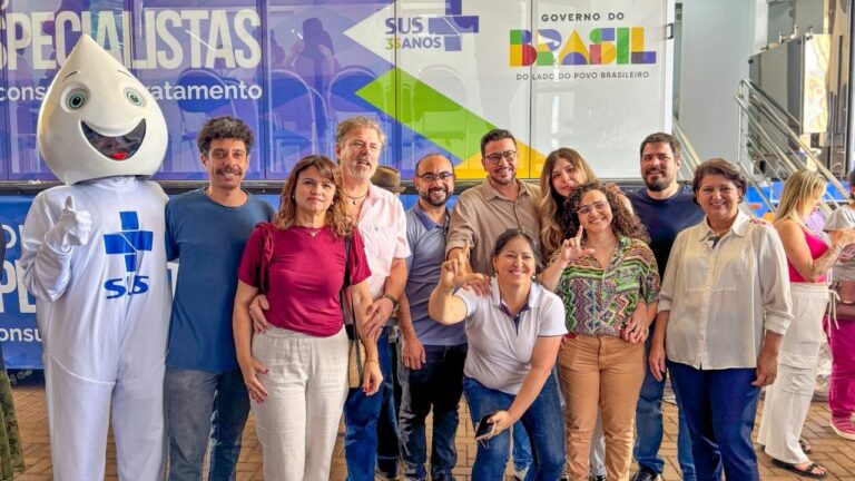 Integrantes do PT de Arapongas e representantes do Governo Federal em frente à Carreta da Saúde, durante o lançamento do programa Agora Tem Especialistas.