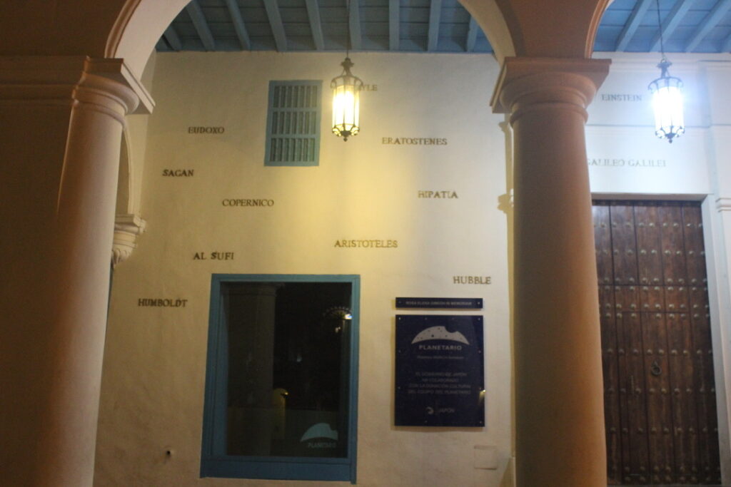 achada do Planetário em Havana Vieja, com nomes de astrônomos na parede, local onde fiz minha primeira refeição.