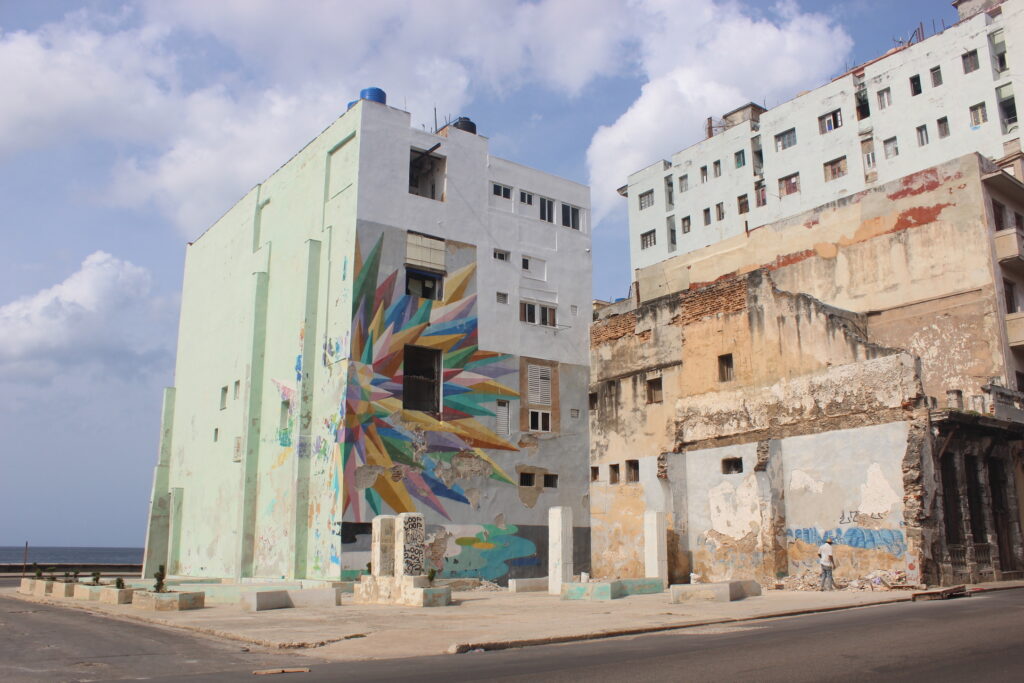 Obra de arte urbana encontrada em uma rua de Havana Vieja, uma quadra antes de chegar ao Malecón.