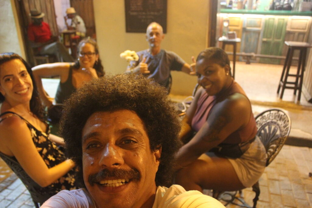 Tiago Prado, Maria Gabriela e Leticia reunidos no bar em Havana na primeira noite.