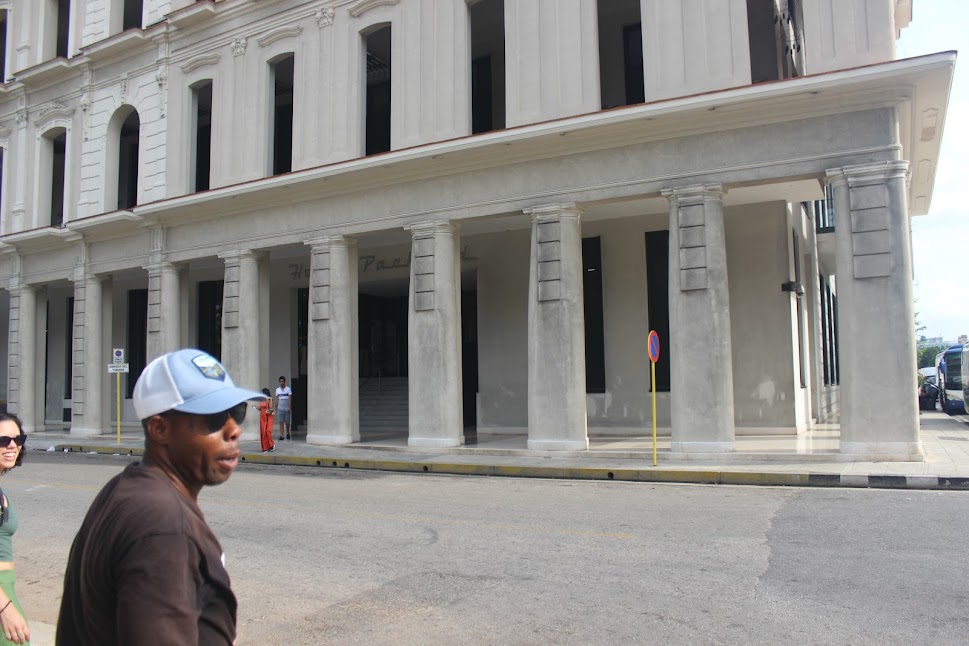 Maria Gabriela rindo durante uma conversa amistosa com um jinetero nas ruas de Havana Vieja na nossa primeira noite em Havana.