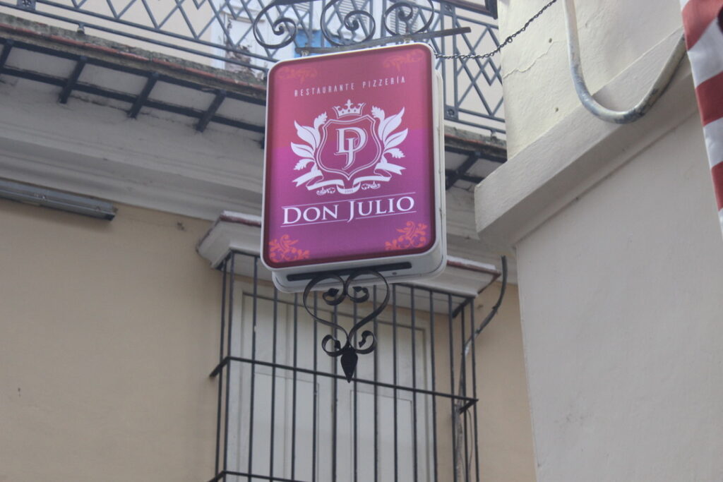 Fachada e ambiente do Bar Don Julio na Rua Brasil, onde passamos a primeira noite.