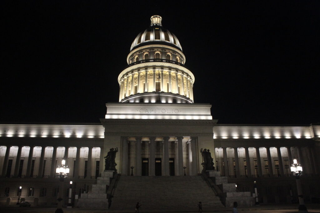 O Capitólio de Havana iluminado à noite, visto durante a caminhada de volta.