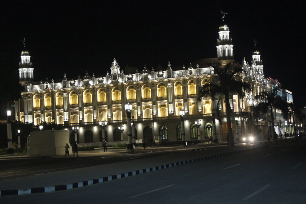 Fachada iluminada do Gran Teatro de Havana Alicia Alonso à noite.