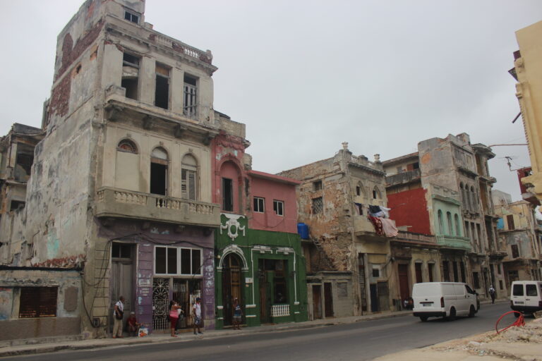 Prédios desgastados e coloridos em Centro Habana, o primeiro "choque" visual da minha chegada em Havana, Cuba.