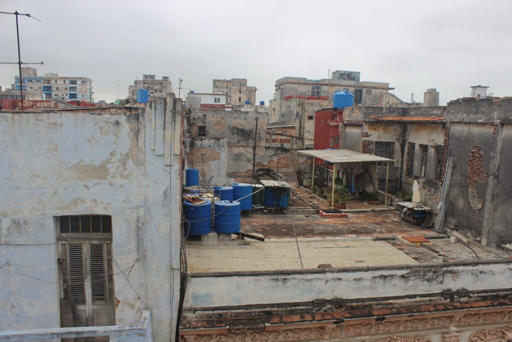 Vista da janela do meu quarto na Calle Animas, mostrando os prédios de Centro Habana ao entardecer