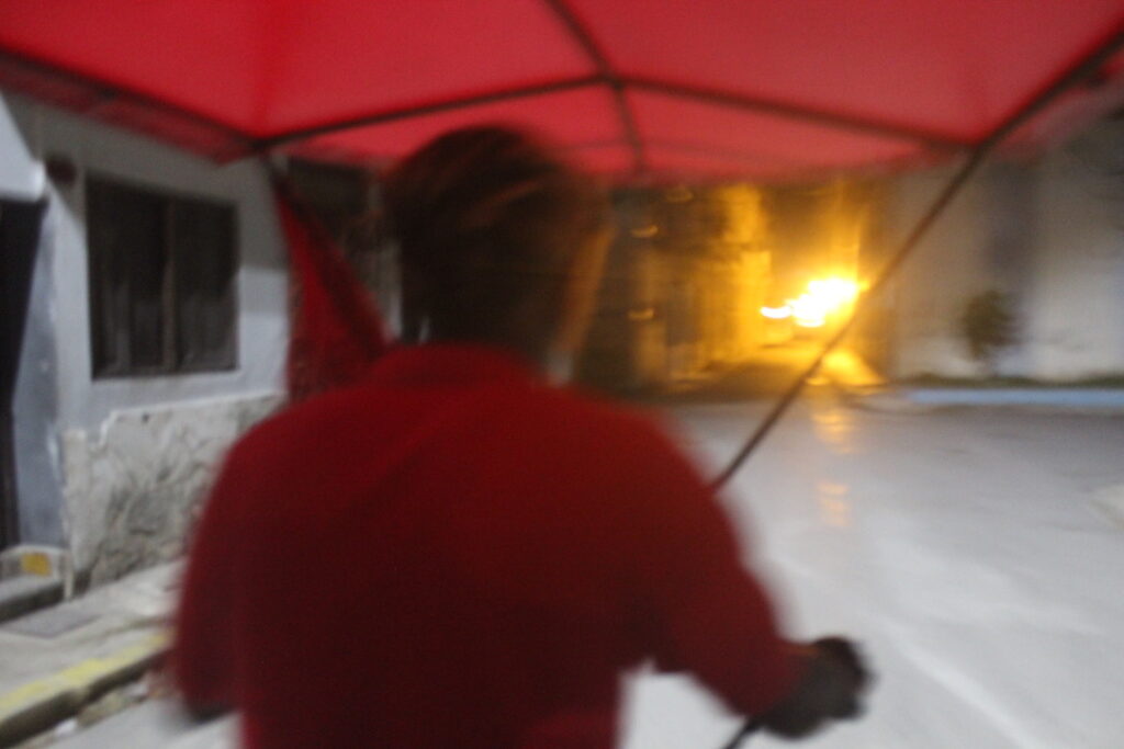 Visão de dentro de um ciclotáxi percorrendo as ruas de Havana na madrugada.