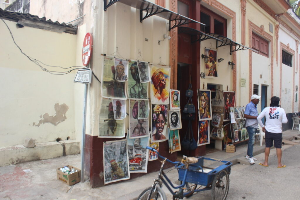 Fachada de loja com pinturas de mulheres cubanas e Che Guevara à venda