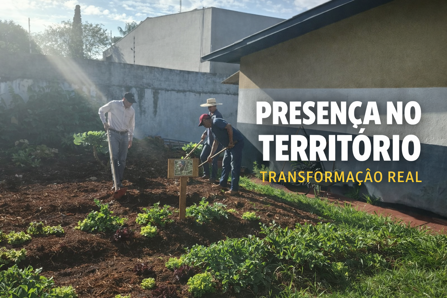 Moradores trabalham em horta comunitária em escola de Arapongas, fortalecendo vínculo social e produção sustentável