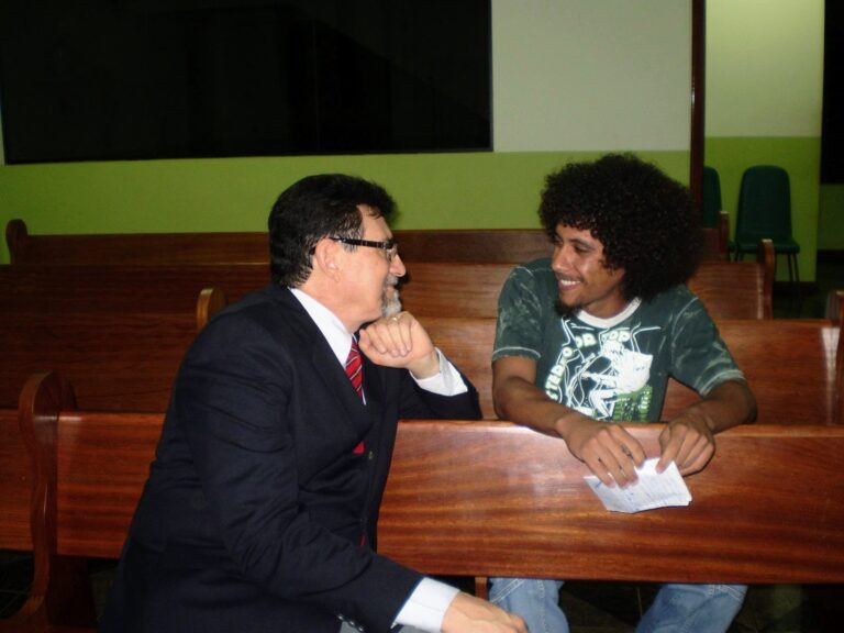 Jornalista em conversa durante o Dia do Jornalista destacando independência e prática profissional