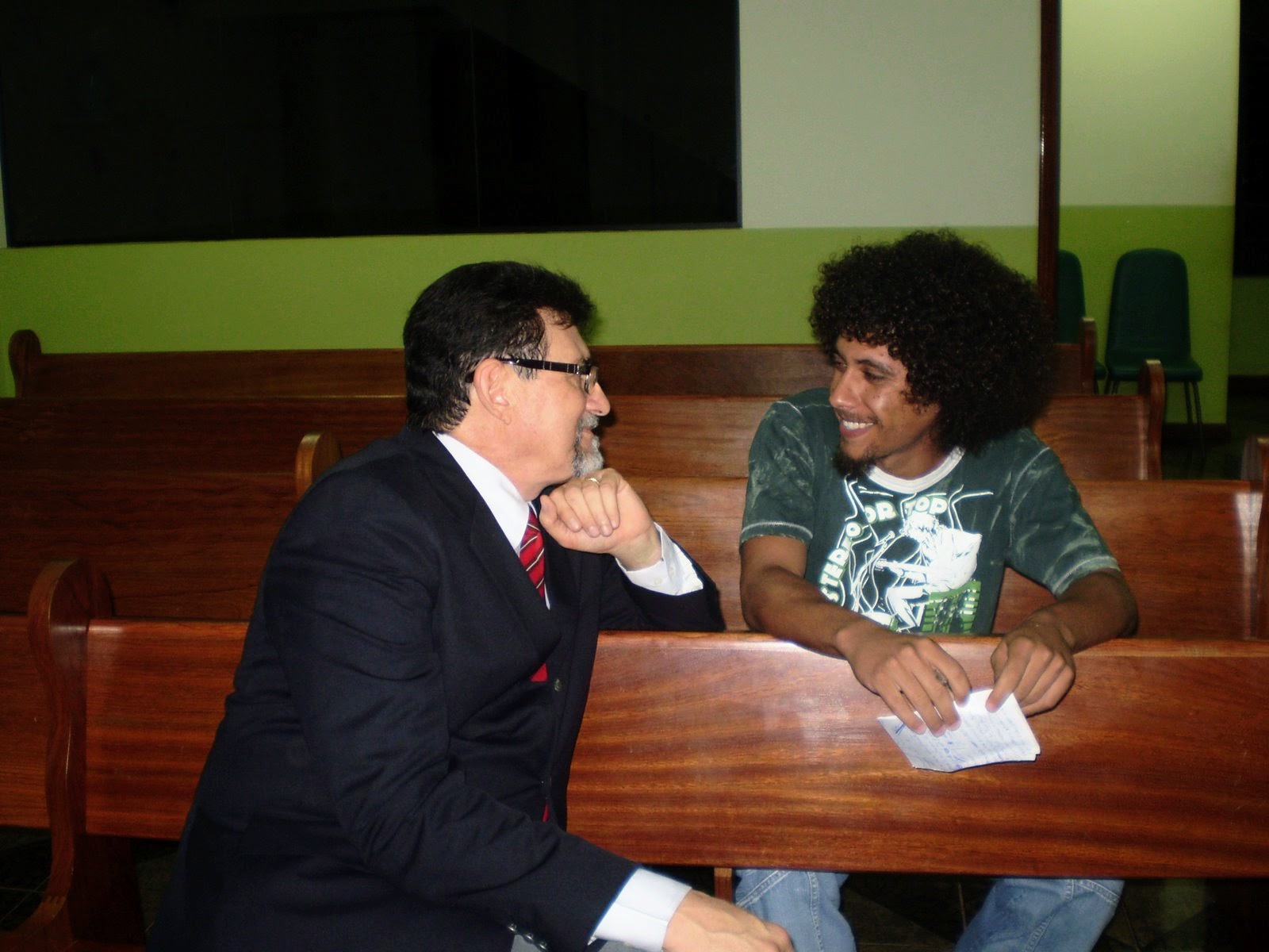 Jornalista em conversa durante o Dia do Jornalista destacando independência e prática profissional