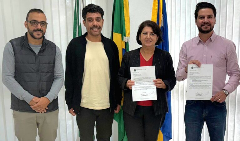 Em agenda oficial em Arapongas, Lenir de Assis participou da entrega de R$ 641 mil para a saúde, entre emendas e ambulância, articulados com o Governo Federal e com apoio do deputado estadual Arilson Chiorato.